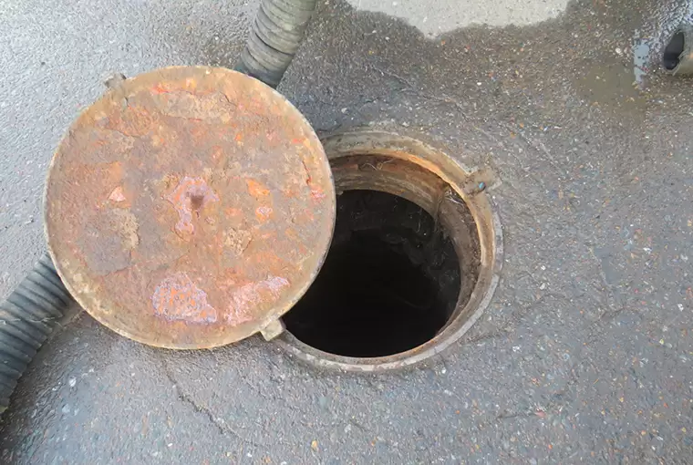 В Нурлате чистивший канализацию рабочий  упал в колодец и разбился насмерть