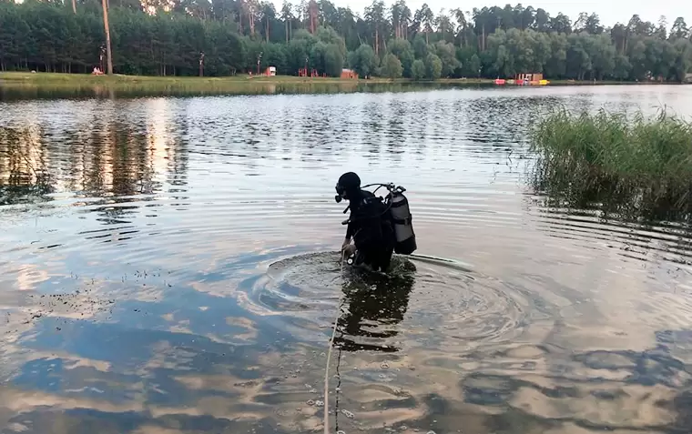В Казани пьяный мужчина утонул в озере, его второй день ищут водолазы