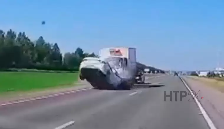 Смертельное лобовое столкновение легковушки и грузовика под Казанью попало на видео