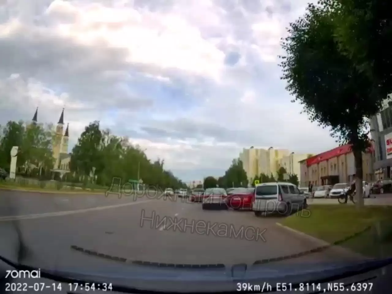 В Нижнекамске на видео попал пьяный водитель, который устроил ДТП и скрылся