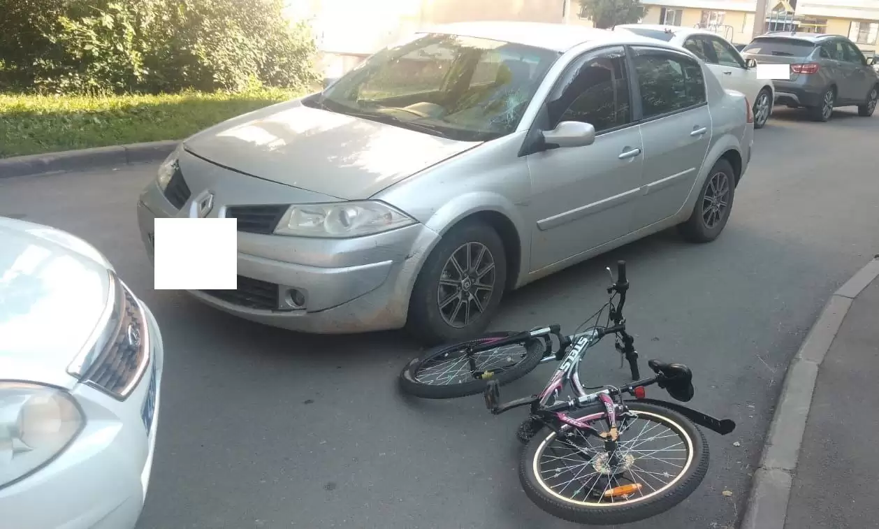 В Нижнекамске девочка-подросток на велосипеде врезалась в автомобиль и получила травму