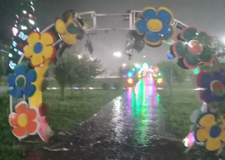 Горящая арка в нижнекамском парке «Солнечная поляна» попала на видео