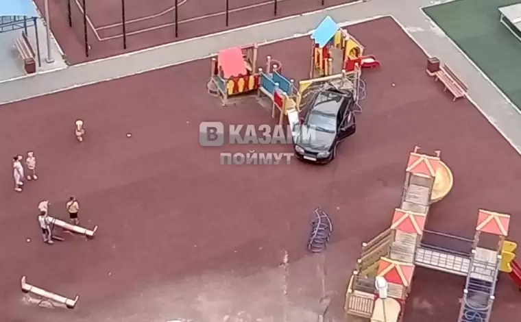 В Казани 14-летний подросток на машине врезался в детскую площадку