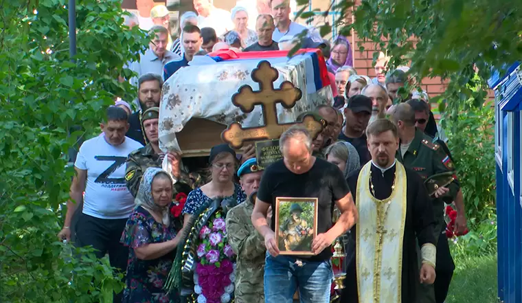 Добровольца Николая Фёдорова из Нижнекамска, погибшего в СВО, похоронили на красноключинском кладбище