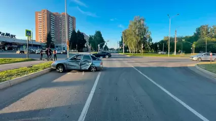 В Нижнекамске молодой парень столкнулся с BMW, пытаясь проскочить на красный