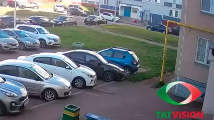 С наступлением лета в Нижнекамске припаркованные автомобили начали страдать от мячей