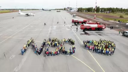 Сотрудники аэропорта под Нижнекамском поздравили жителей Татарстана с Днем семьи, любви и верности