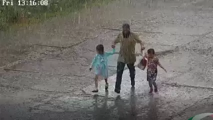 На видео попало, как ливень застал врасплох жителей Нижнекамска