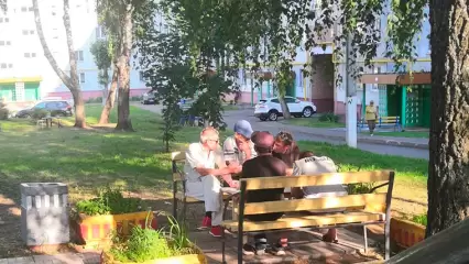 Жители Нижнекамска показали скамейки и стол, из-за которых во дворе образовался беспорядок - НТР 24