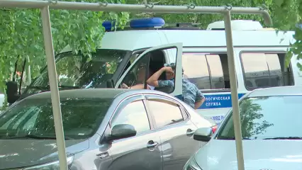 В Казани мужчина разбил окна грузовика, чтобы украсть куртку и портфель