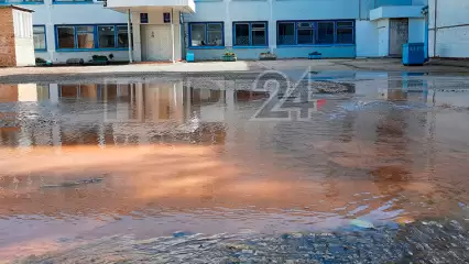 Нижнекамка показала, как бьёт вода из-под асфальта, возле седьмой школы - НТР 24