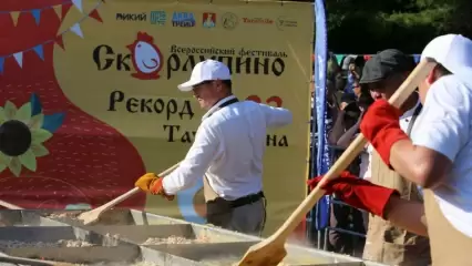 В Татарстане установили кулинарный рекорд, зажарив гигантскую яичницу с секретным ингредиентом