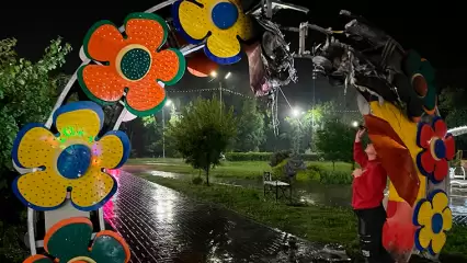 Очевидец: в Нижнекамске молния ударила в арку на «Солнечной поляне» - конструкция обрушилась - НТР 24