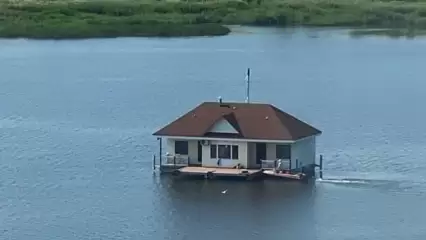 Татарстанцы засняли плавучий дом на Каме