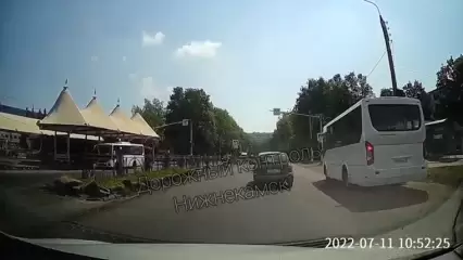 В Нижнекамске легковушка проехала на «красный» и едва не сбила пешеходов - НТР 24