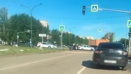 В Нижнекамске сотрудник ГИБДД на патрульной машине врезался в самосвал, проводится служебная проверка - НТР 24