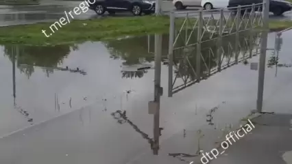 Жители Казани показали затопленные после дождя улицы