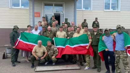 «Условия суровые, но жить можно»: нижнекамским контрактникам из батальона «Алга» передали подарки и письма от родных - НТР 24