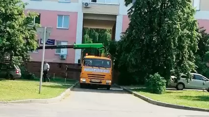 В Нижнекамске эвакуатор продавил тротуар - НТР 24