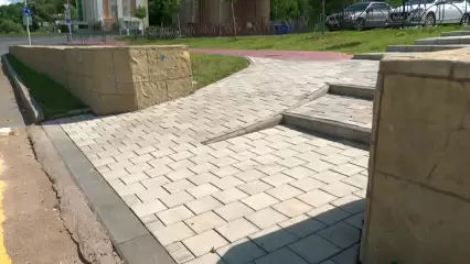 В Нижнекамске у набережной поменяли опасную брусчатку - НТР 24