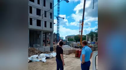 На стройплощадке дома в Казани погиб рабочий: на него упал короб с арматурой