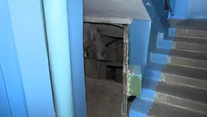 В Нижнекамске после капремонта труб в подвале дома регулярно прорывает канализацию