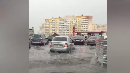 В Нижнекамске ливневки не справились с потоком воды после сильного дождя - НТР 24