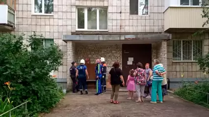 В Казани спасли пенсионерку, которая застряла в скамейке