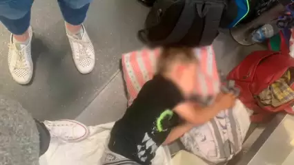 Пассажиры переполненной электрички Нижнекамск — Ижевск сфотографировали спящего на полу ребенка - НТР 24