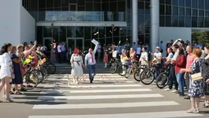 В Челнах молодожены сыграли велосипедную свадьбу