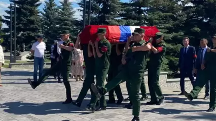 В Нижнекамске началась церемония прощания с погибшим на Украине Антоном Тедиковым