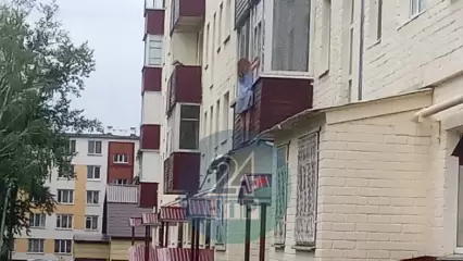 Житель Нижнекамска заметил женщину, стоящую на козырьке балкона - НТР 24