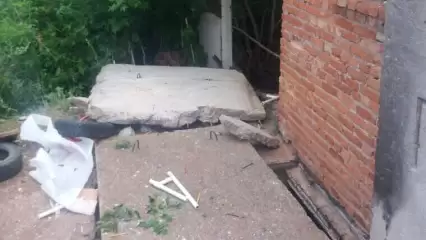 В Татарстане на девочку упал бетонный забор