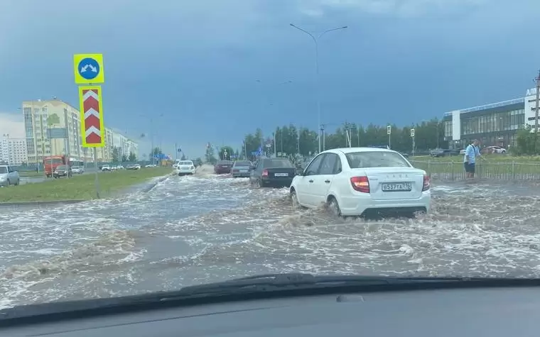 Нижнекамцы показали затопленные улицы города после прошедшего ливня