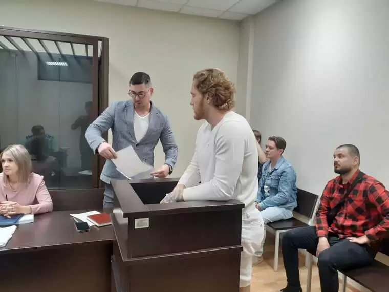 Захвативший барбершоп хоккеист из Нижнекамска выплатит хозяину заведения 1,5 млн рублей