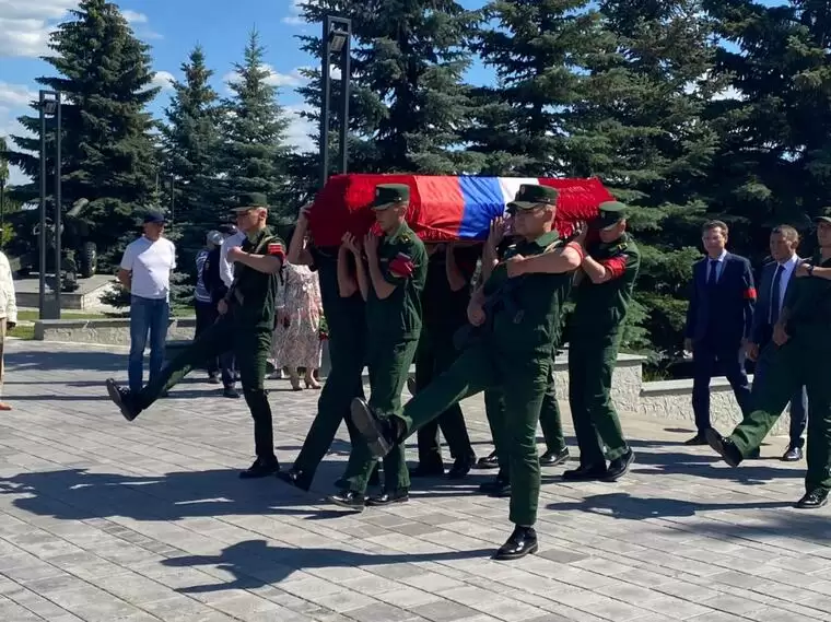 В Нижнекамске началась церемония прощания с погибшим на Украине Антоном Тедиковым