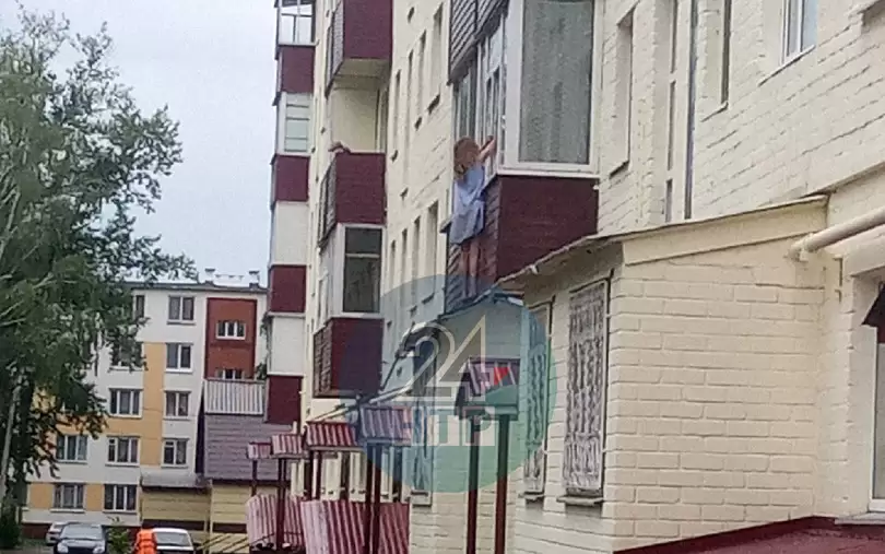 Житель Нижнекамска заметил женщину, стоящую на козырьке балкона
