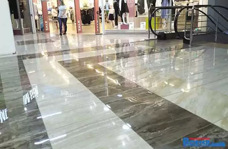Нижнекамский покупатель жалуется на скользкую плитку в торговом центре