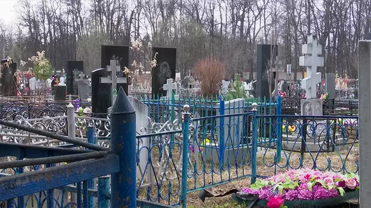 На Аллее ветеранов нижнекамского городского кладбища проведут уборку