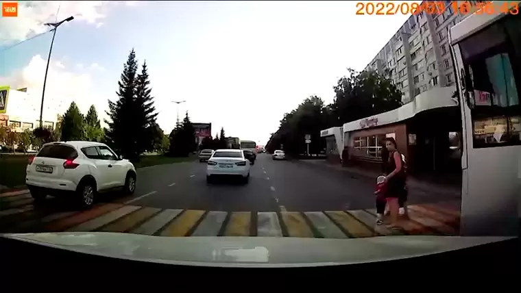 В Нижнекамске женщина с детьми переходила дорогу на красный свет и чуть не оказалась под колёсами авто