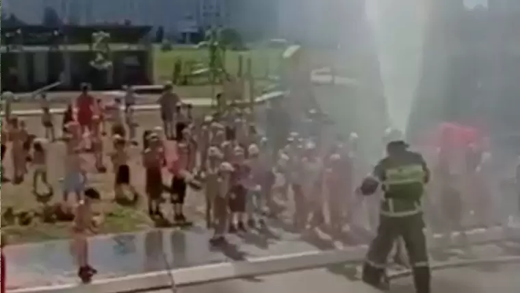 В Нижнекамске пожарный облил посетителей детской площадки водой