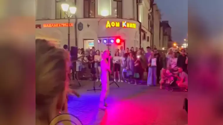 На улице Баумана в Казани сняли на видео необычного музыкального поклонника