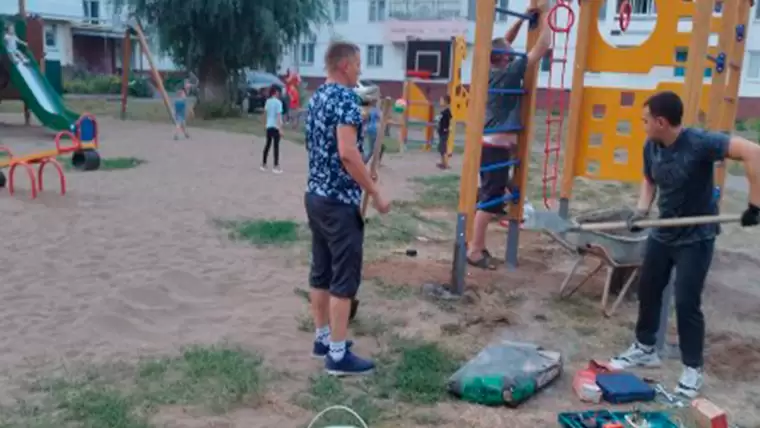 В Нижнекамске жильцы сами установили спортивный комплекс на детской площадке