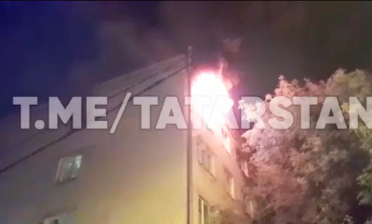 В Казани из горящего общежития эвакуировали 20 человек, в том числе инвалида и двух детей