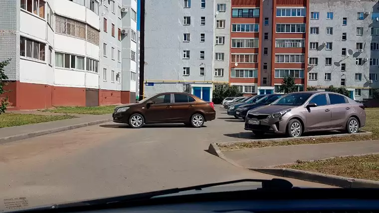 «Сбежавшее» авто в одном из дворов в Нижнекамске