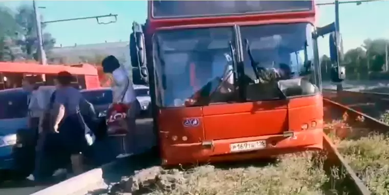 В Казани водитель автобуса решил объехать пробку и застрял на трамвайных путях
