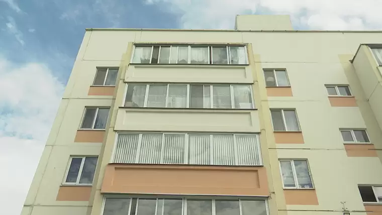 В Казани женщина разбилась насмерть, выпав из окна многоэтажки