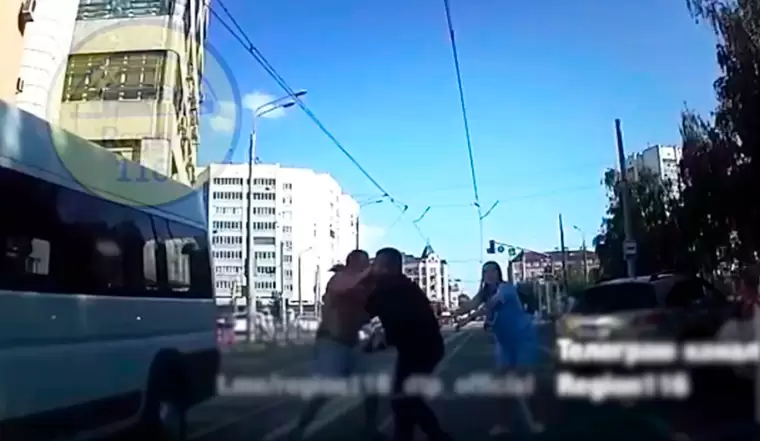 В центре Казани водитель каршеринга и таксист устроили драку посреди дороги — видео