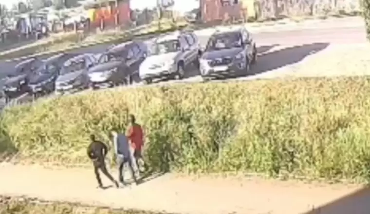 В Елабуге попали на видео подростки, которые били машины