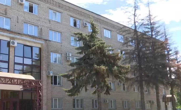 В Нижнекамске срубят ели у бывшего здания администрации — они высохли после обрезки веток